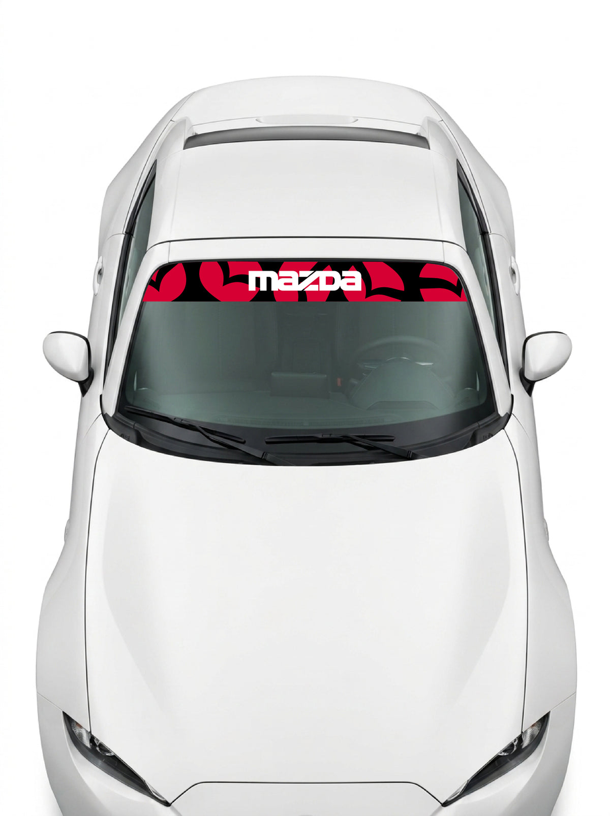 Coche con el parasol de vinilo Mazda con un patron de emblemas Mazda en rojo sobre negro y el lettering MAZDA en blanco instalado en el parabrisas