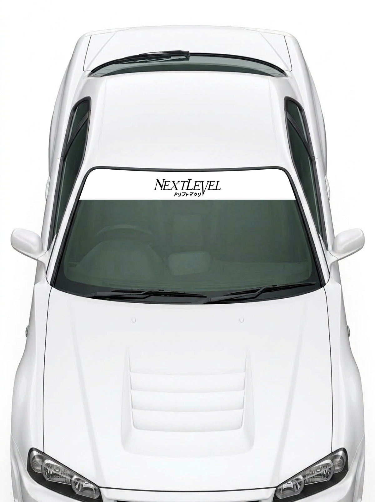 Coche con el parasol de vinilo NextLevel blanco con el lettering NEXTLEVEL en negro y los katakana de drift matsuri instalado en el parabrisas
