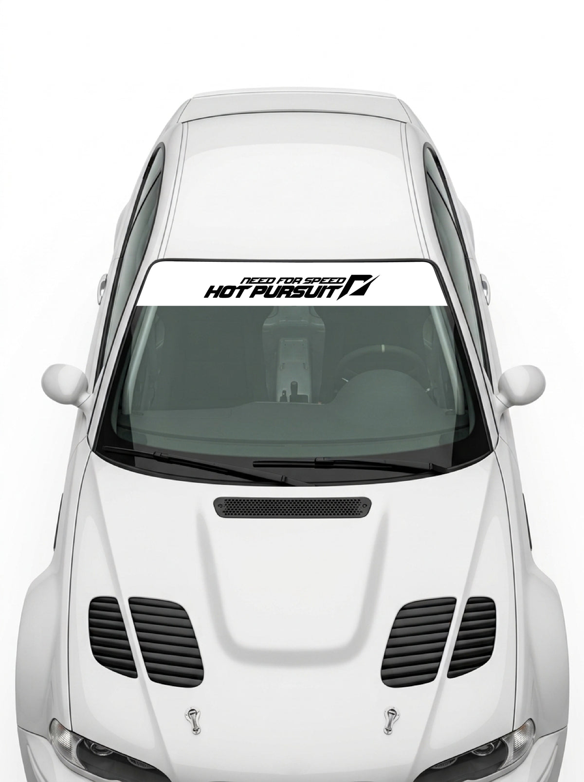 Coche con el parasol de vinilo Need For Speed Hot Pursuit blanco con el lettering HOT PURSUIT en negro instalado en el parabrisas