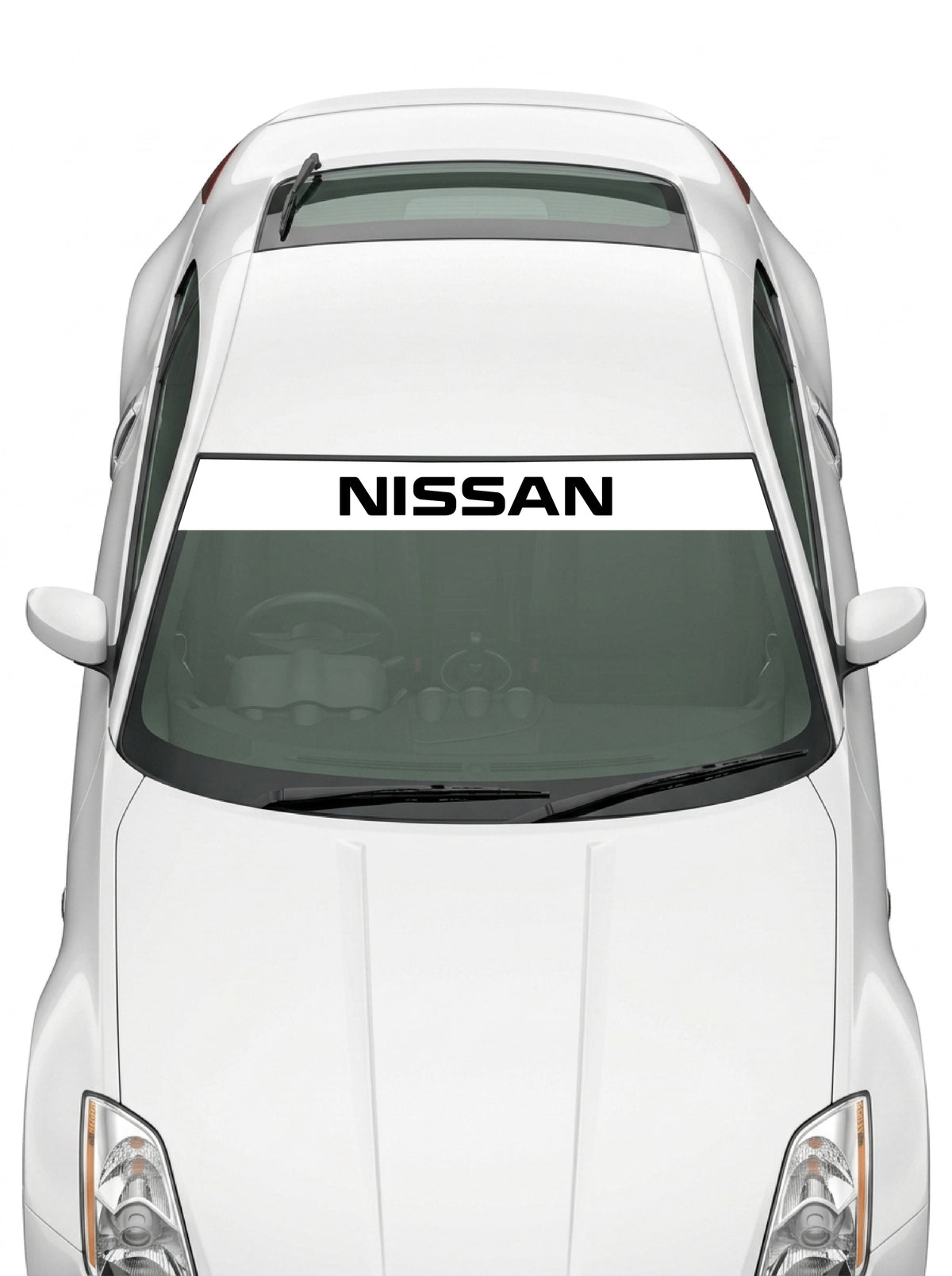 Coche con el parasol de vinilo Nissan blanco con el lettering NISSAN en negro instalado en el parabrisas