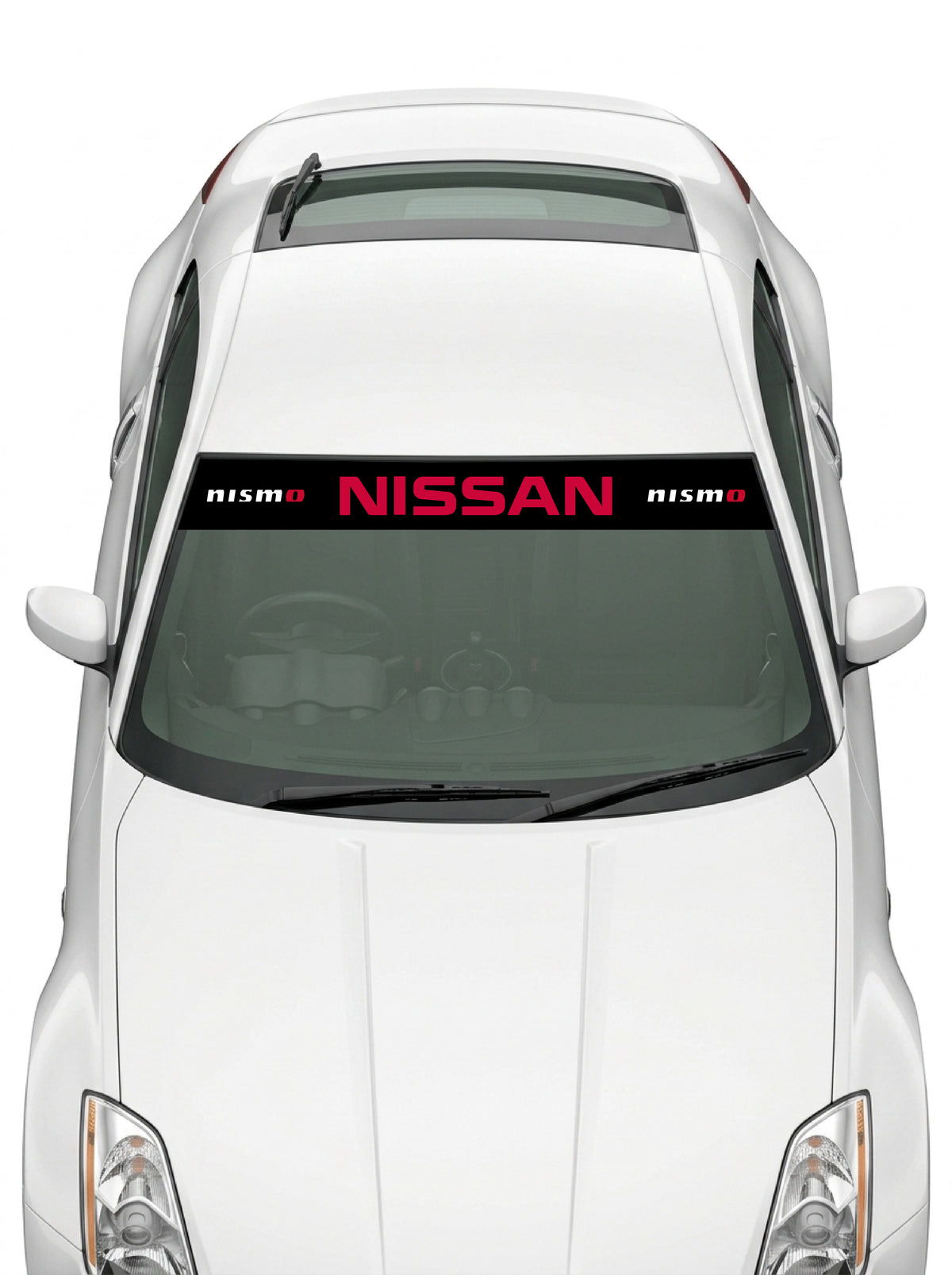 Coche con el parasol de vinilo Nissan negro con el lettering NISSAN en rojo y el logo NISMO a cada lado instalado en el parabrisas