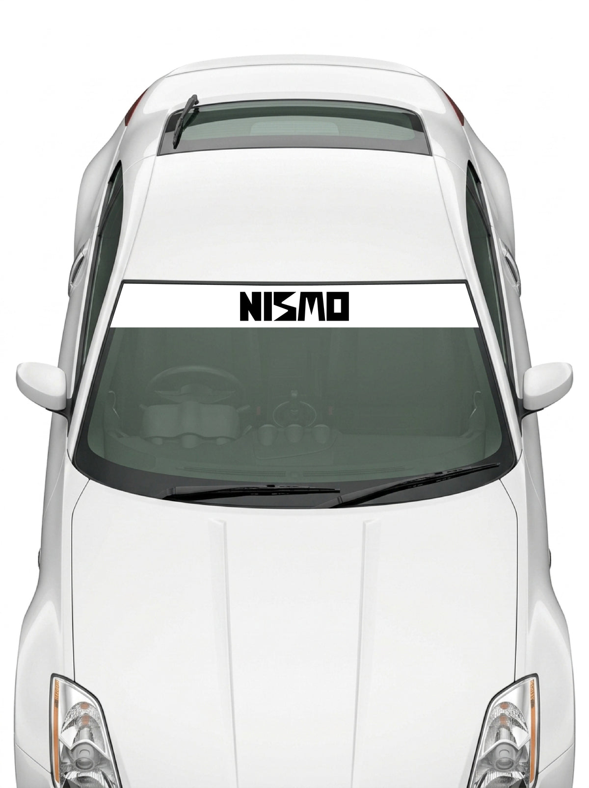 Coche con el parasol de vinilo Nissan NISMO blanco con el lettering NISMO en negro instalado en el parabrisas