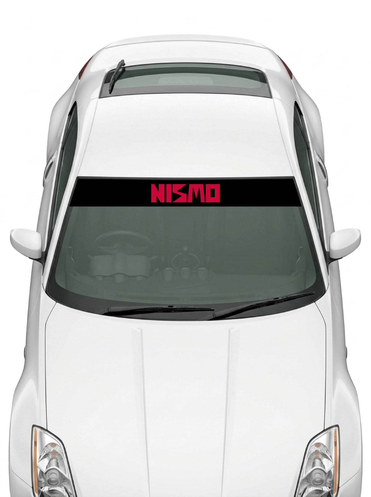 Coche con el parasol de vinilo Nissan NISMO negro con el lettering NISMO en rojo instalado en el parabrisas