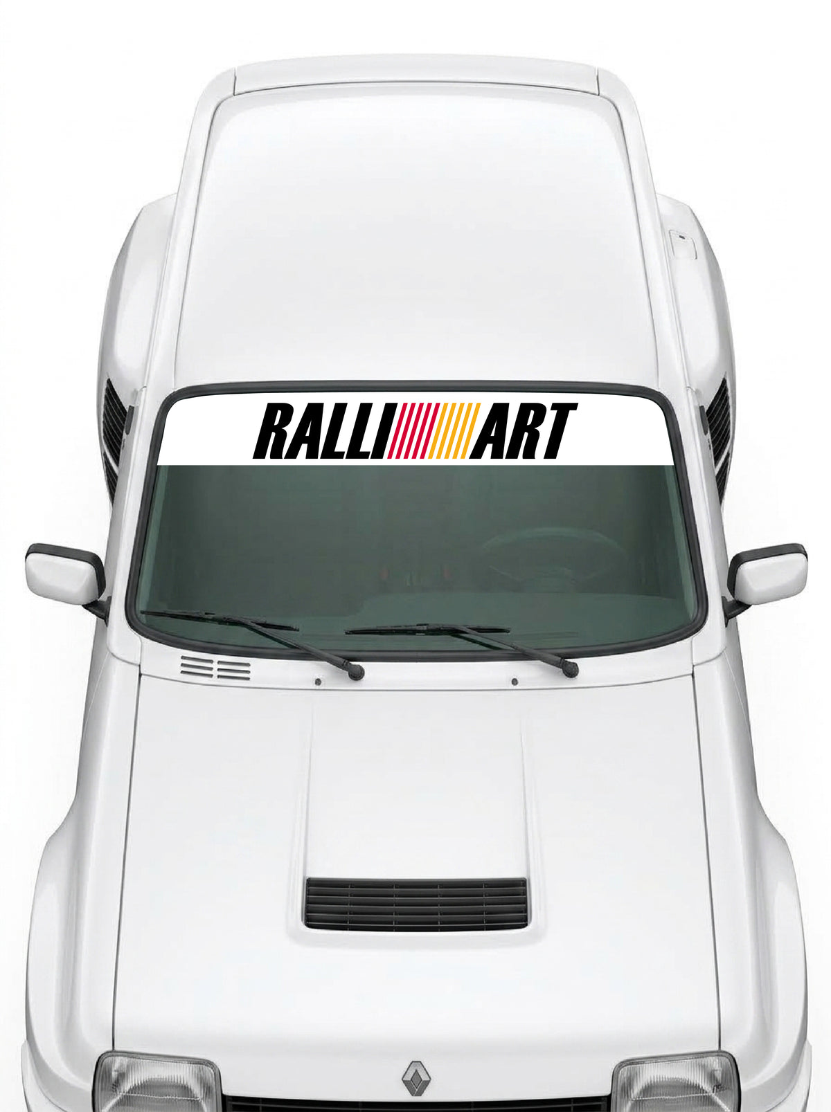 Coche con el parasol de vinilo Ralliart blanco con el lettering RALLIART y las franjas de color instalado en el parabrisas