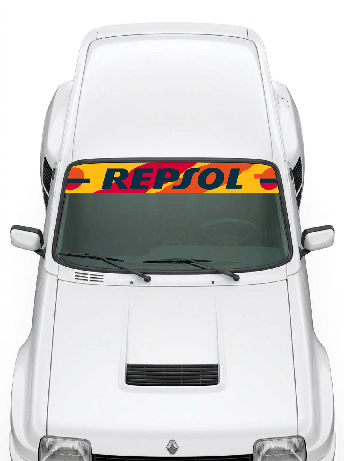 Coche con el parasol de vinilo con la livrea Repsol en naranja, amarillo y rojo y el lettering REPSOL instalado en el parabrisas