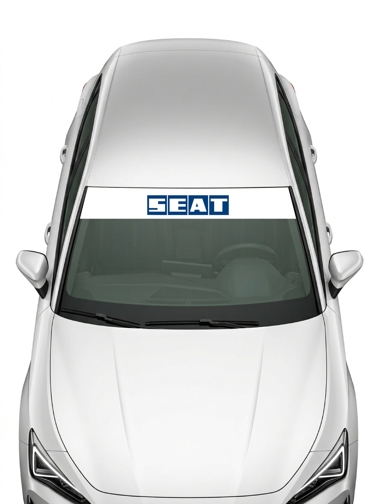 Coche con el parasol de vinilo Seat blanco con el sello historico de SEAT en recuadros azules instalado en el parabrisas