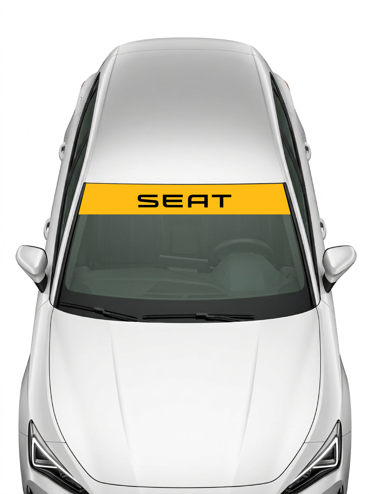 Coche con el parasol de vinilo Seat amarillo con el lettering SEAT en negro instalado en el parabrisas