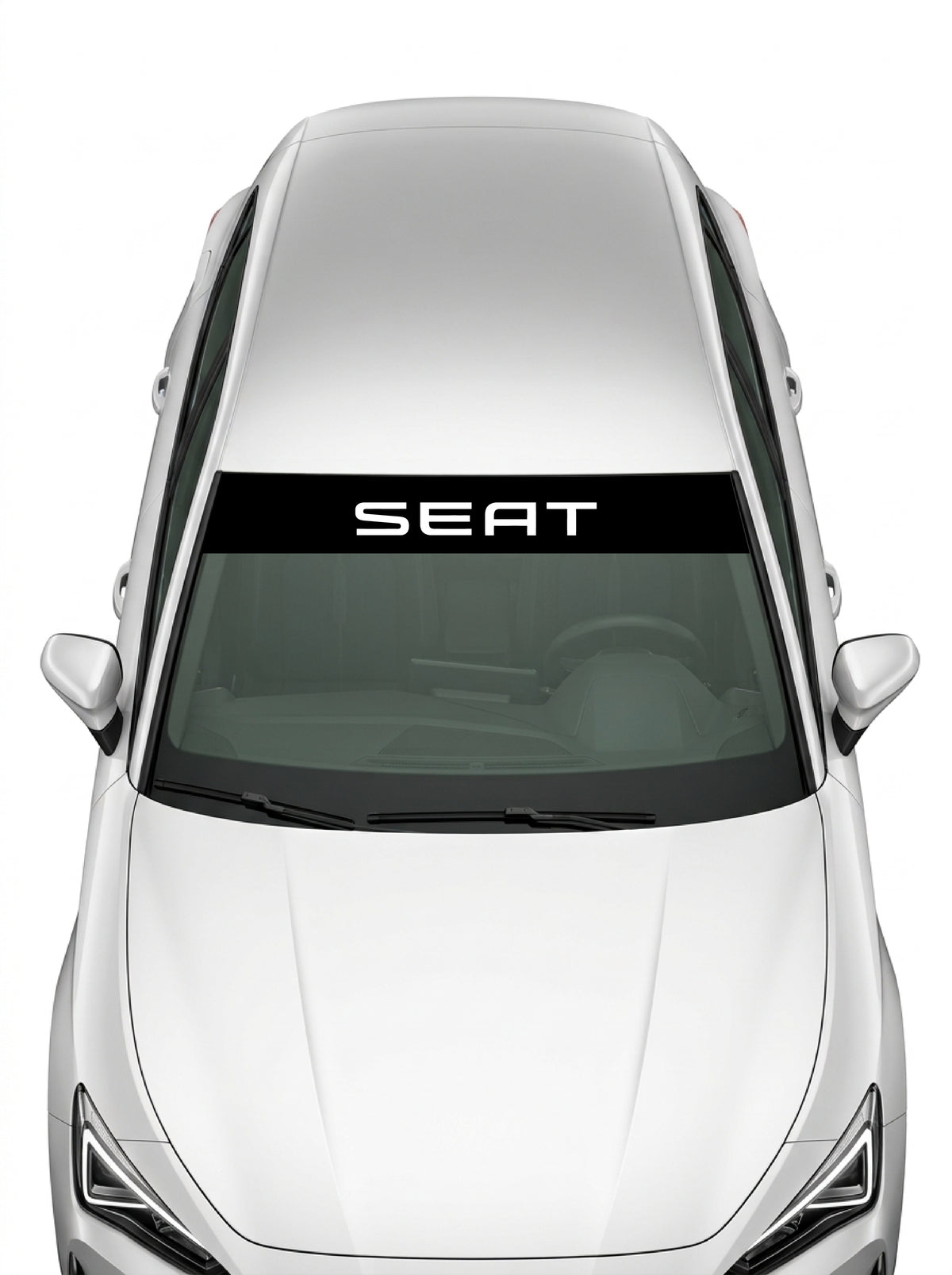 Coche con el parasol de vinilo Seat negro con el lettering SEAT en blanco instalado en el parabrisas