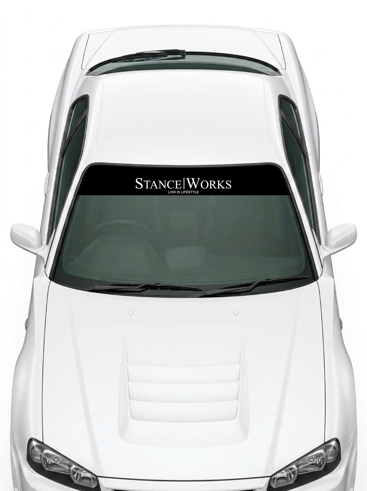 Coche con el parasol de vinilo StanceWorks negro con el lettering STANCE WORKS en blanco y el lema LOW IS LIFESTYLE instalado en el parabrisas