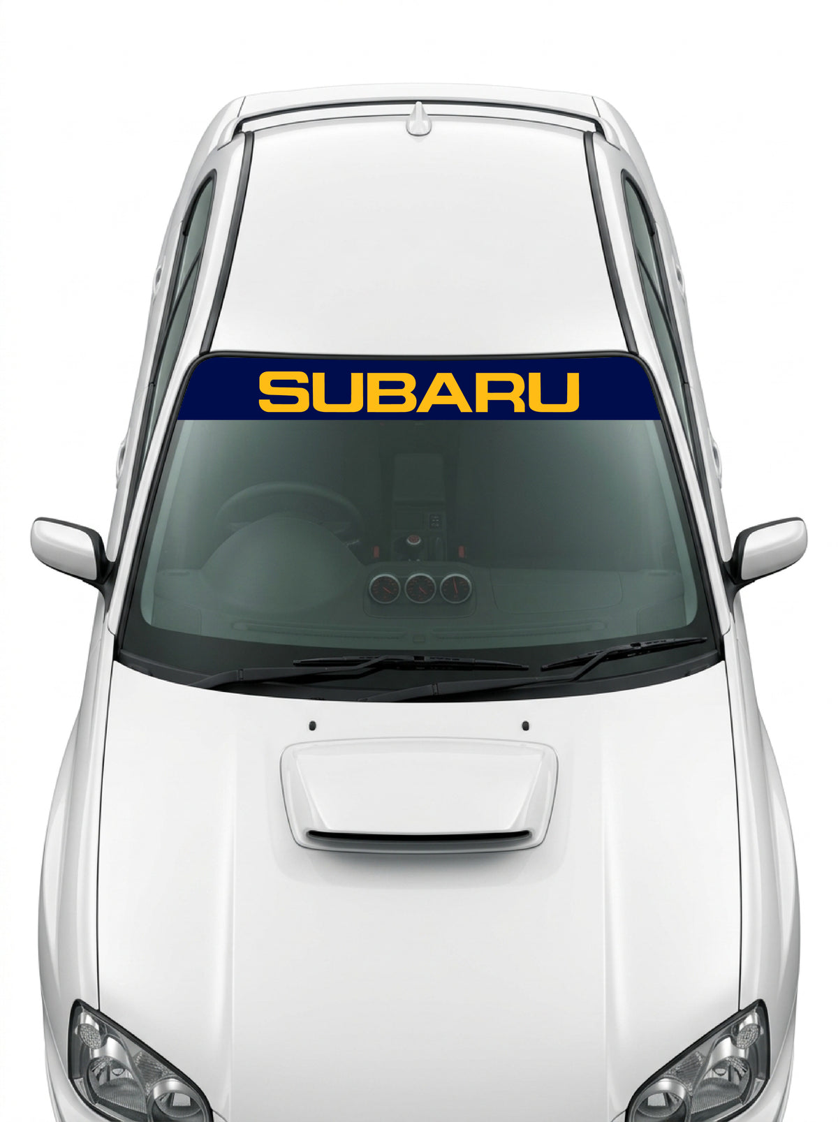 Coche con el parasol de vinilo Subaru azul marino con el lettering SUBARU en naranja instalado en el parabrisas