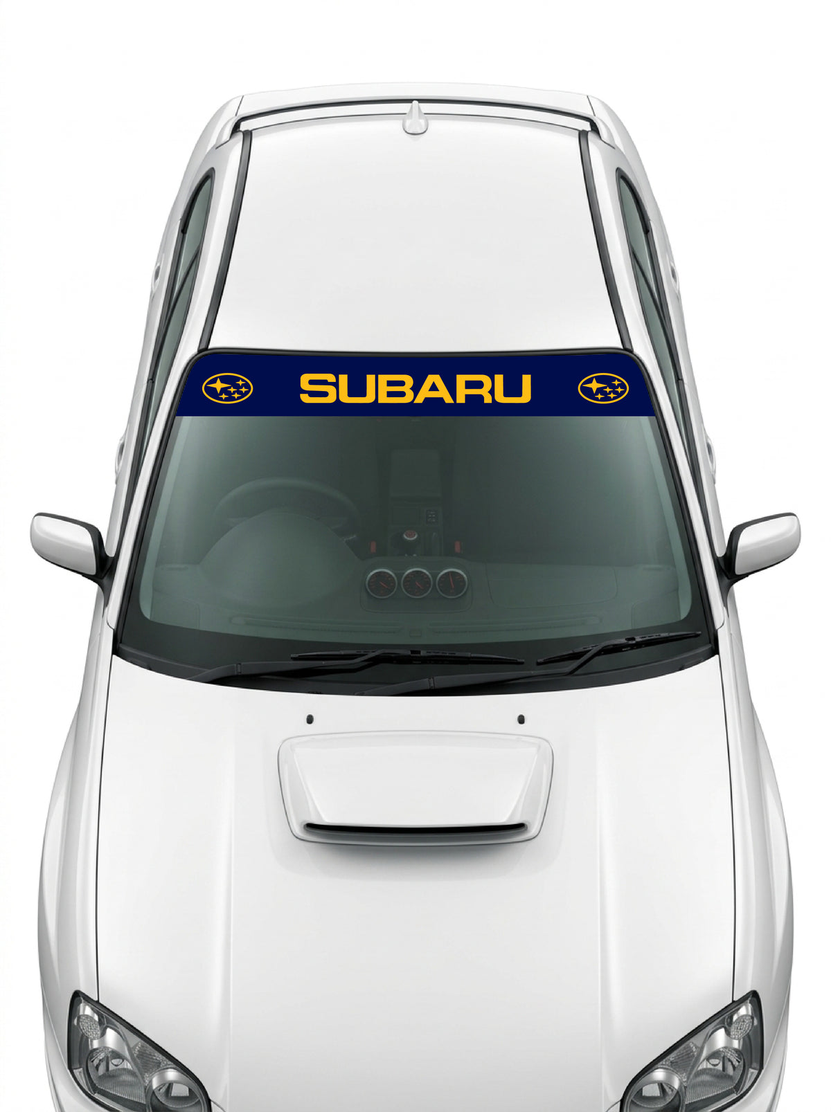 Coche con el parasol de vinilo Subaru azul marino con el lettering SUBARU en naranja y el emblema ovalado de las Pleyades a los dos lados instalado en el parabrisas