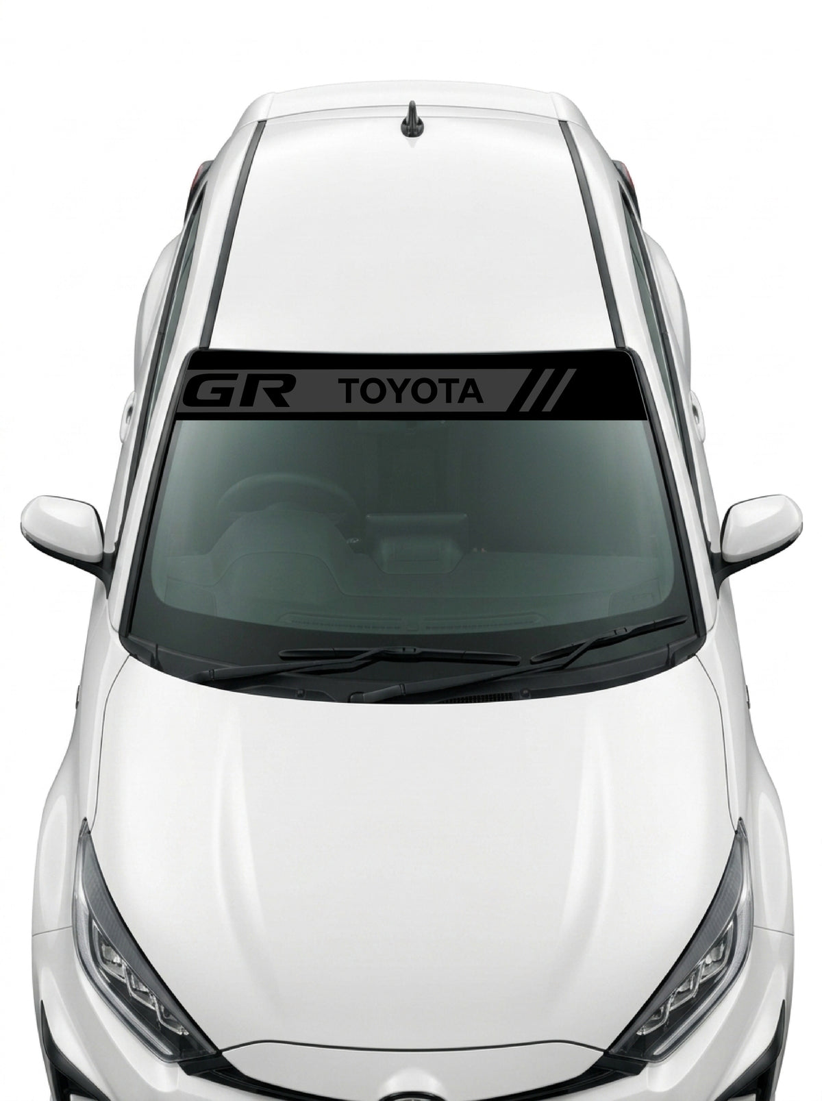 Coche con el parasol de vinilo Toyota negro con la banda gris, el lettering GR TOYOTA y las tres barras inclinadas instalado en el parabrisas