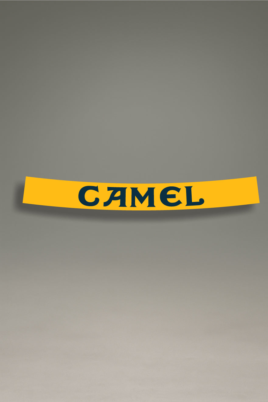Parasol de vinilo amarillo con el logotipo clásico de Camel. Un accesorio de MOA-Grafics de la colección Racing Heritage para personalizar tu vehículo con un estilo de motorsport retro.