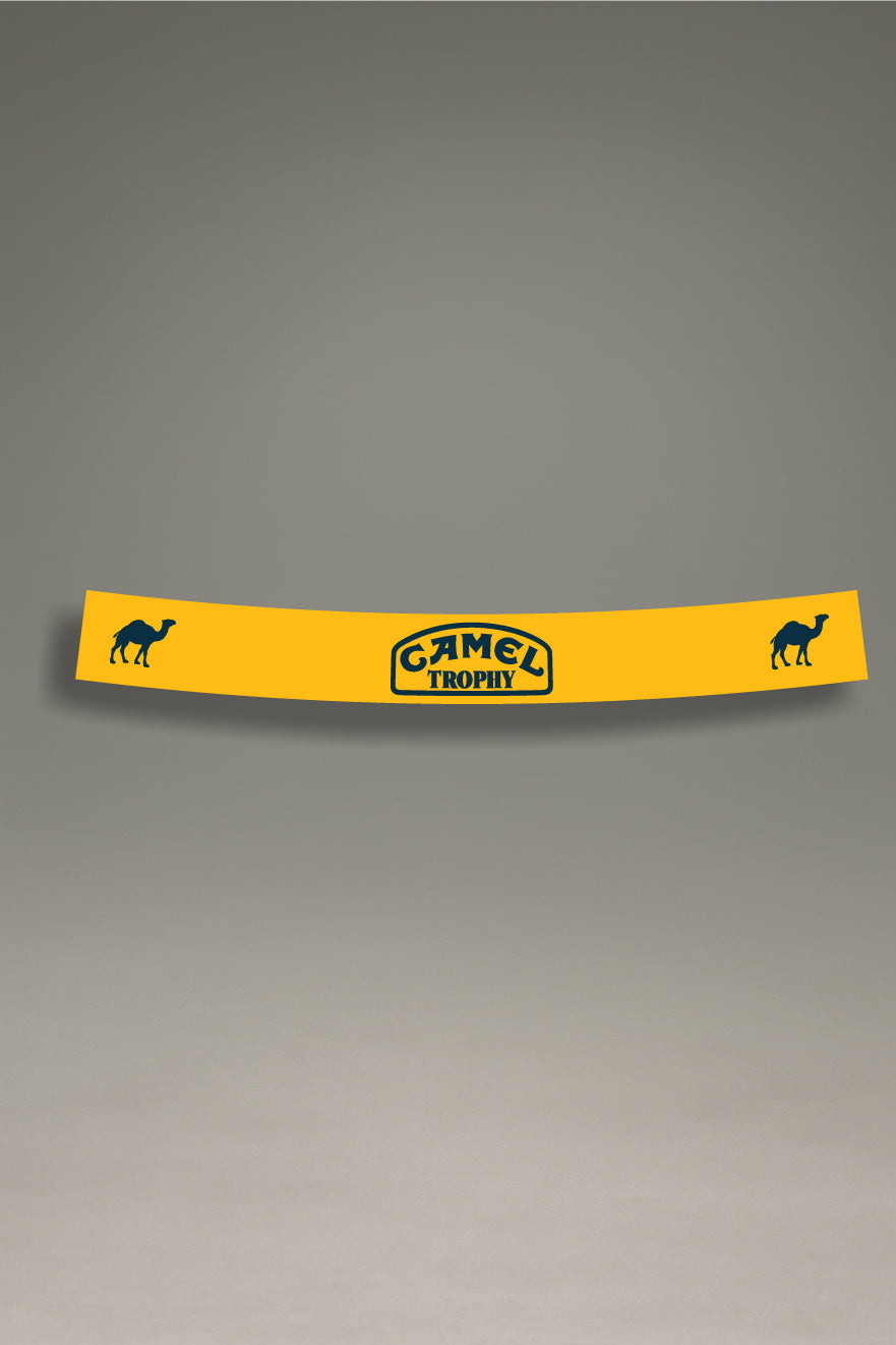 Parasol de vinilo amarillo con el logotipo clásico de Camel Trophy. Un accesorio de MOA-Grafics de la colección Racing Heritage para personalizar tu vehículo con un estilo de aventura y rally.