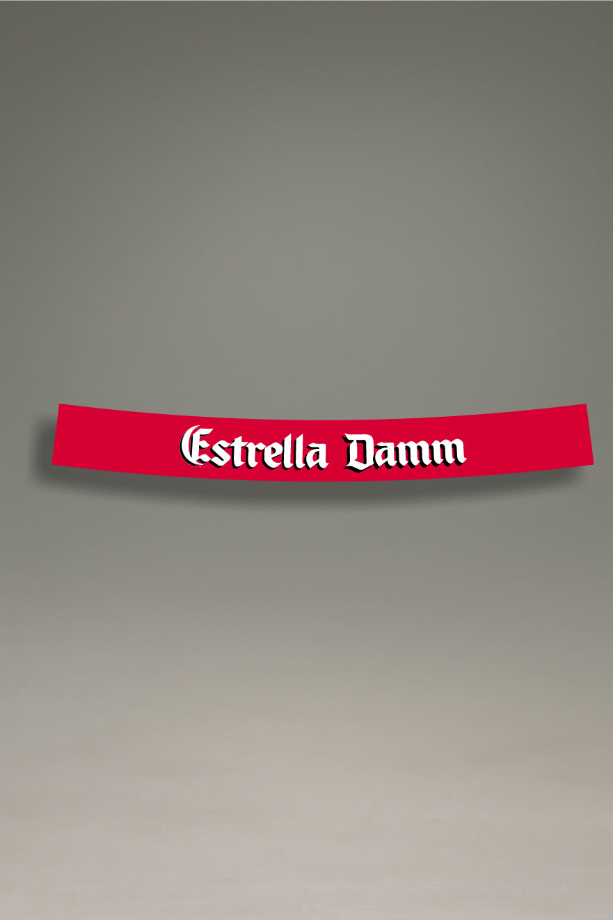 Parasol de vinilo rojo con el logotipo clásico de Estrella Damm en blanco. Un accesorio de MOA-Grafics para personalizar y proteger el vehículo con un estilo mediterráneo.