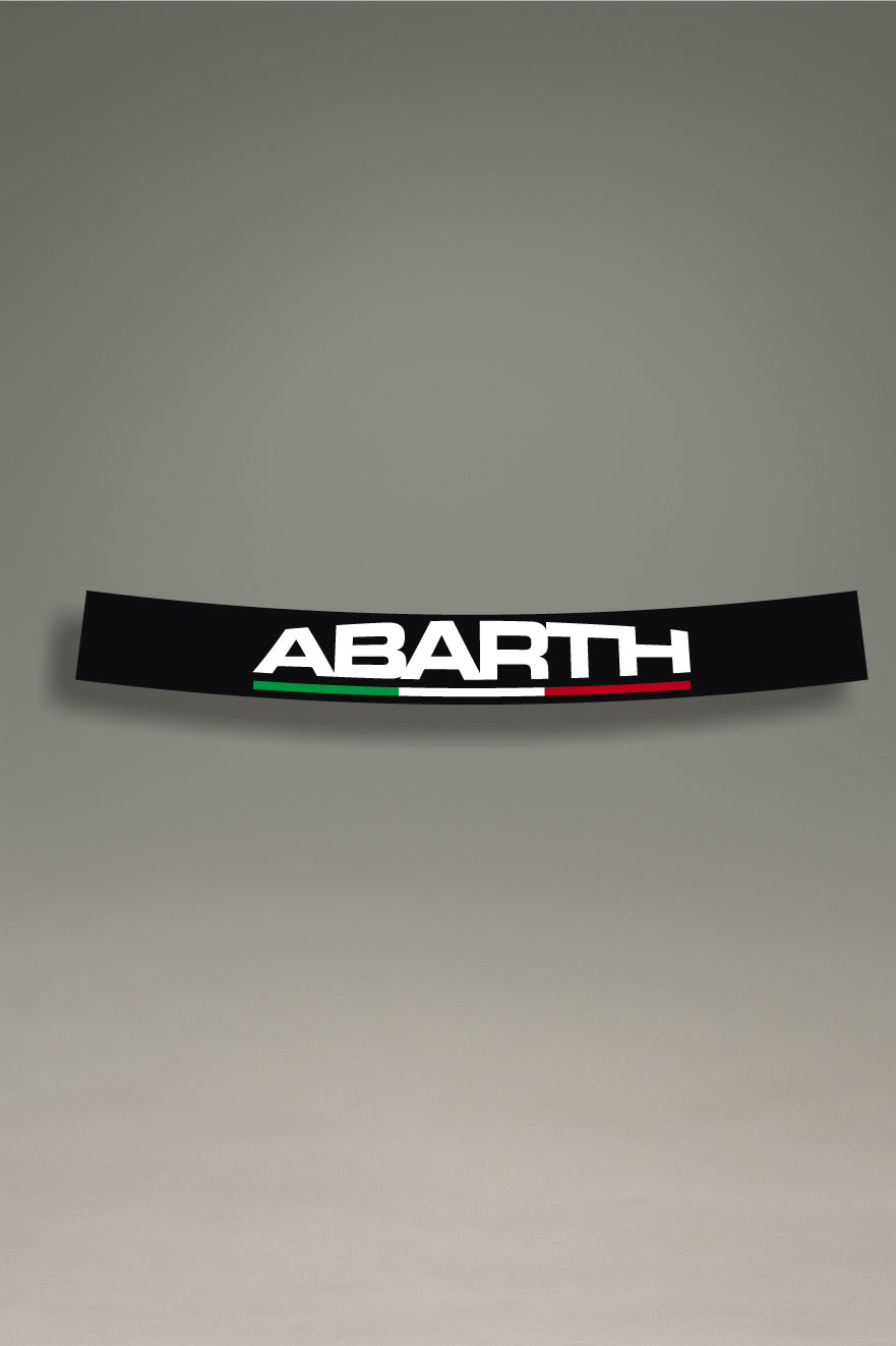 Parasol de vinilo negro con el logo 'Abarth' en blanco y una franja con la bandera de Italia. Un accesorio de diseño de MOA-Grafics para personalizar vehículos Fiat y mostrar orgullo por la herencia del motorsport italiano.