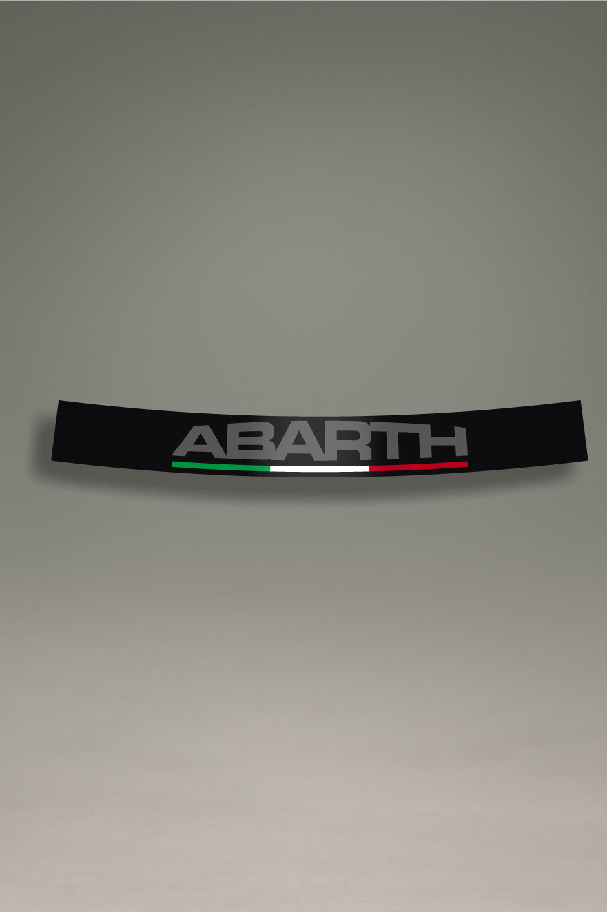 Parasol de vinilo negro con el logo 'Abarth' en gris y la bandera tricolor de Italia. Un accesorio de diseño discreto y deportivo de MOA-Grafics para proteger y personalizar el parabrisas de vehículos Fiat.