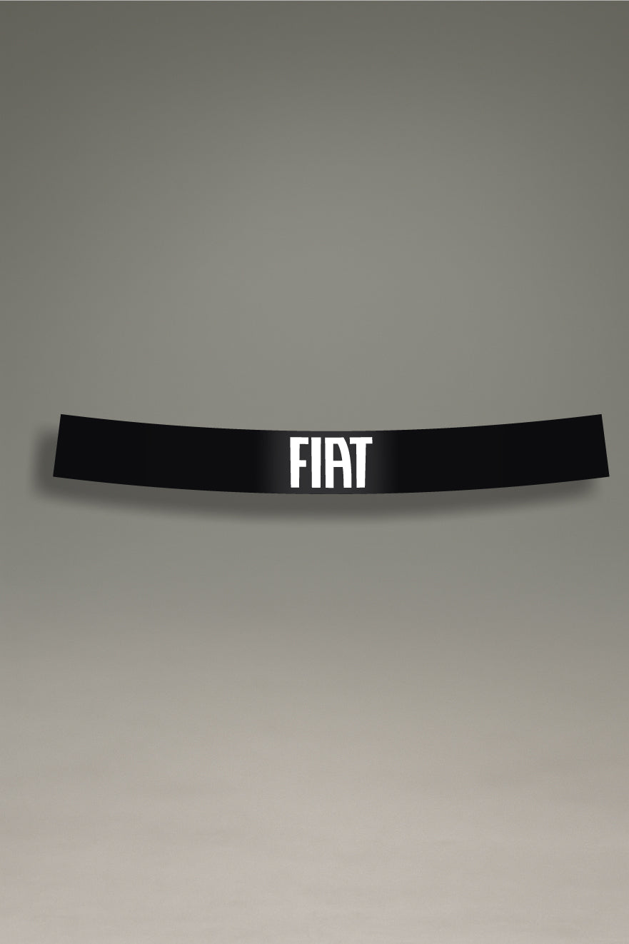 Parasol de vinilo negro con el logotipo moderno de Fiat en blanco. Accesorio de MOA-Grafics para personalizar el coche con un estilo limpio y deportivo.