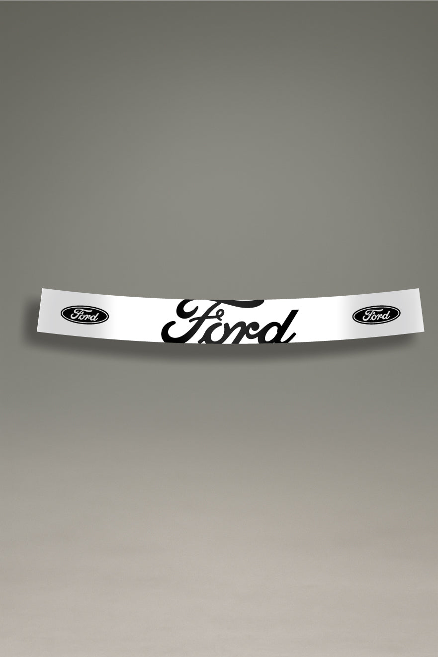 Parasol de vinilo blanco con el logotipo clásico de Ford en negro. Accesorio de MOA-Grafics para dar un toque de estilo atemporal a tu coche y protegerlo de los rayos UV.