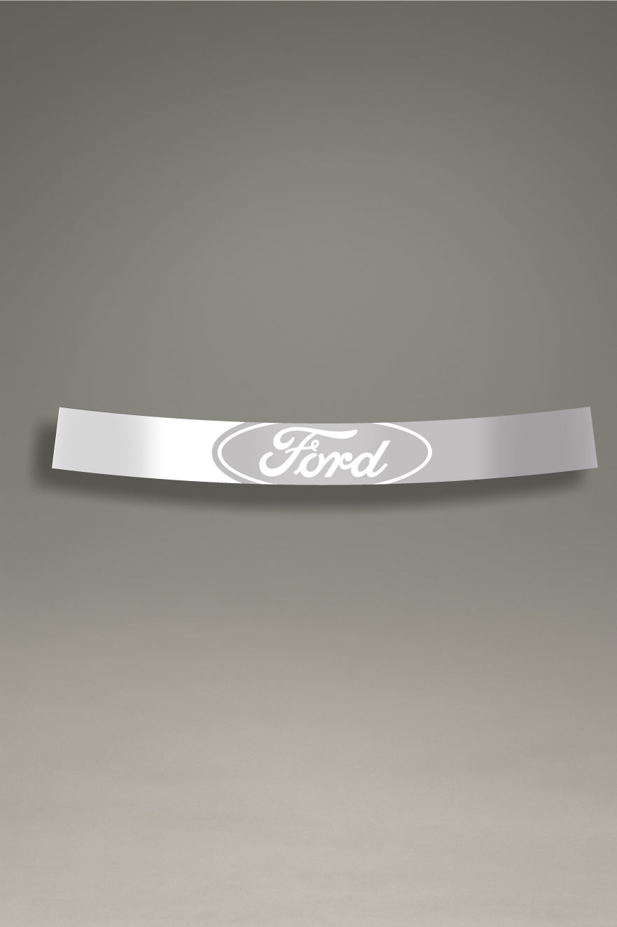 Parasol de vinilo plateado para coche con el logotipo oval de Ford en blanco. Un accesorio de estilo elegante de MOA-Grafics para proteger el interior y personalizar el parabrisas.