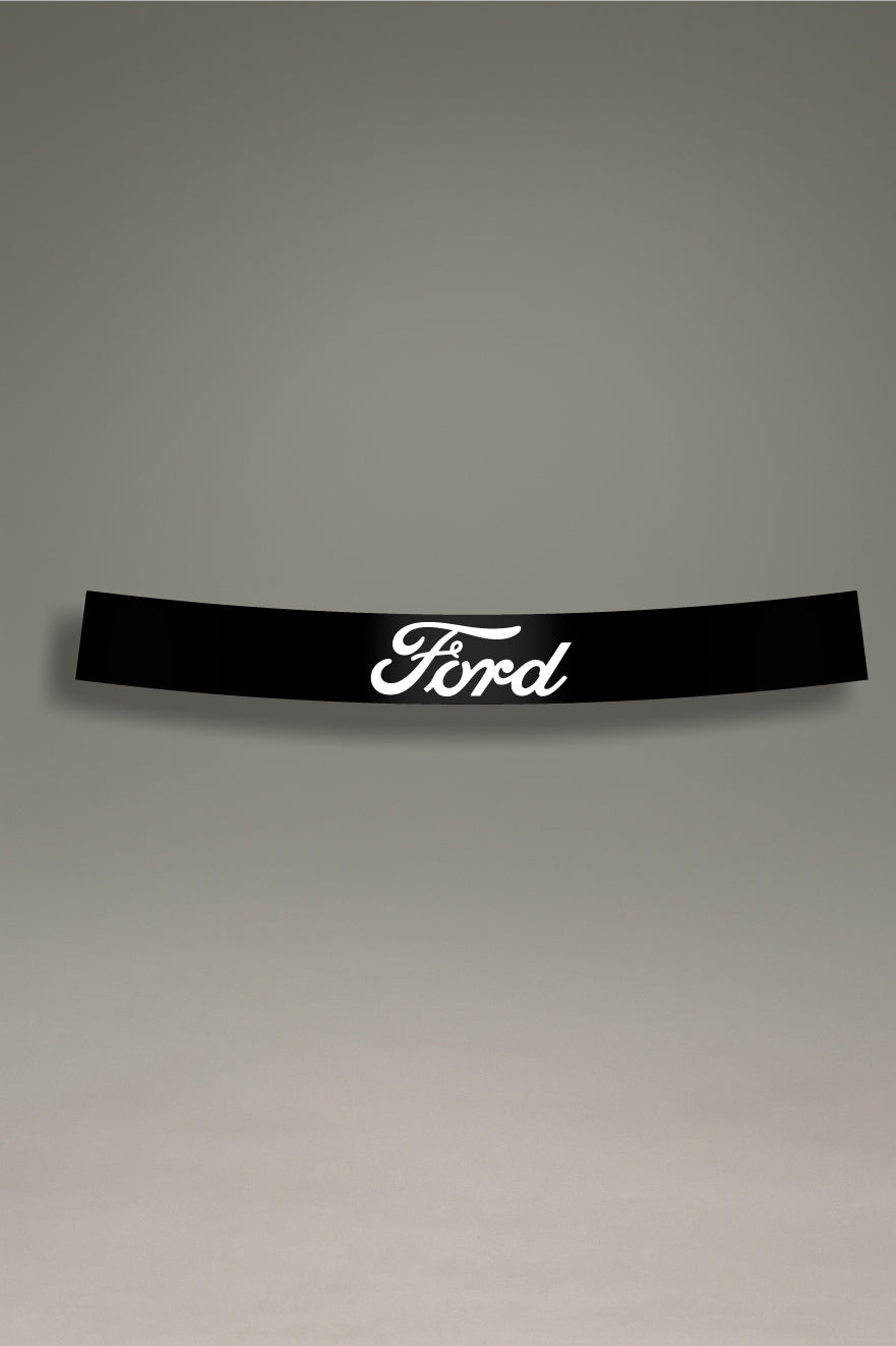 Parasol de vinilo negro con el logotipo script de Ford en blanco. Un accesorio minimalista de MOA-Grafics para personalizar el coche con un estilo clásico y proteger el interior del sol.
