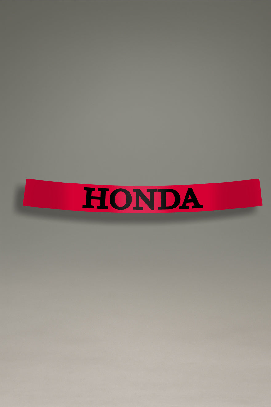 Parasol de vinilo rojo para coche con el logotipo moderno de Honda en negro. Un accesorio de personalización de MOA-Grafics para proteger el parabrisas del sol.