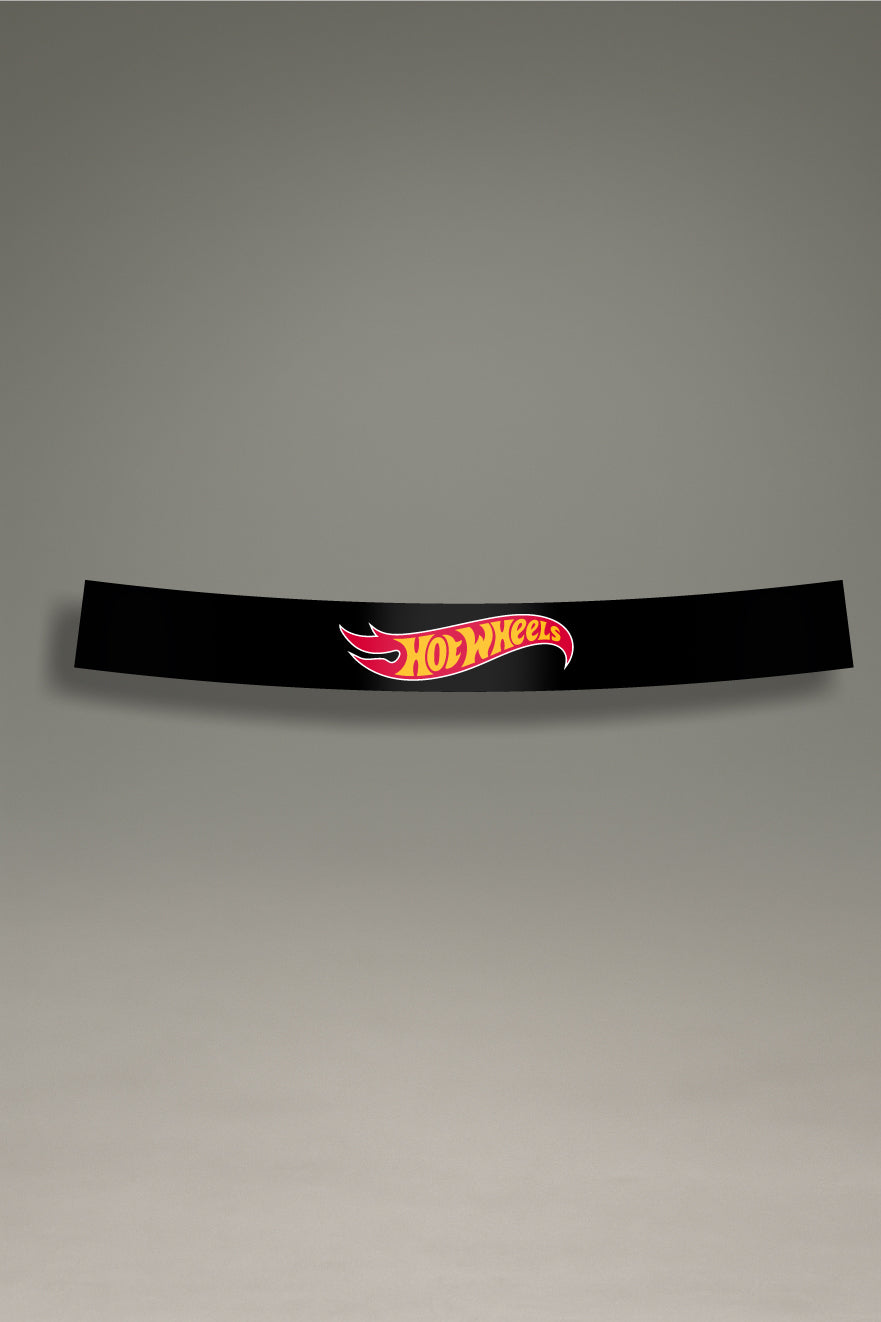 Parasol de vinilo negro con el logotipo clásico de Hot Wheels. Un accesorio de MOA-Grafics para proteger tu coche del sol y darle un toque de coleccionista.