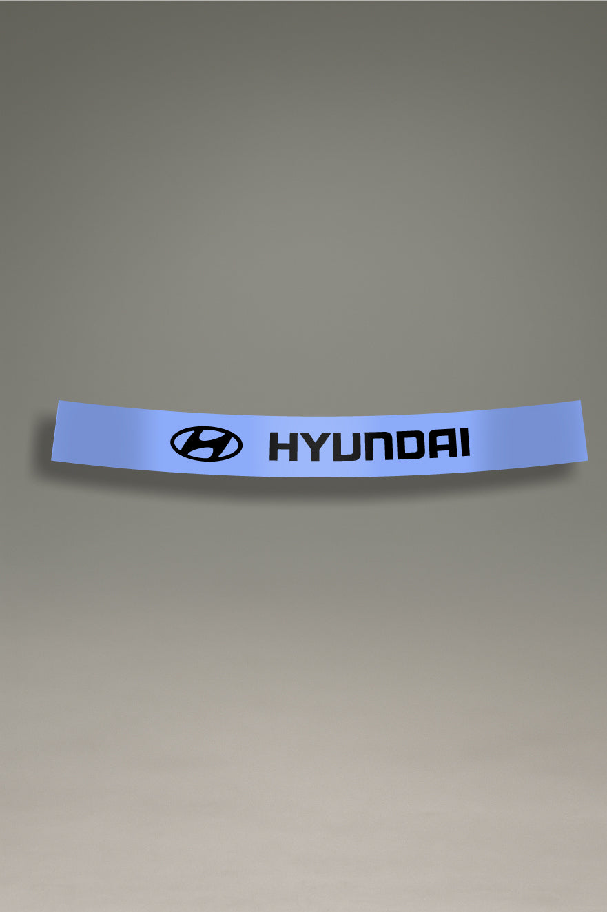 Parasol de vinilo azul claro con el logotipo oficial de Hyundai en negro. Un accesorio de personalización de MOA-Grafics para proteger y dar un toque de color a tu vehículo.