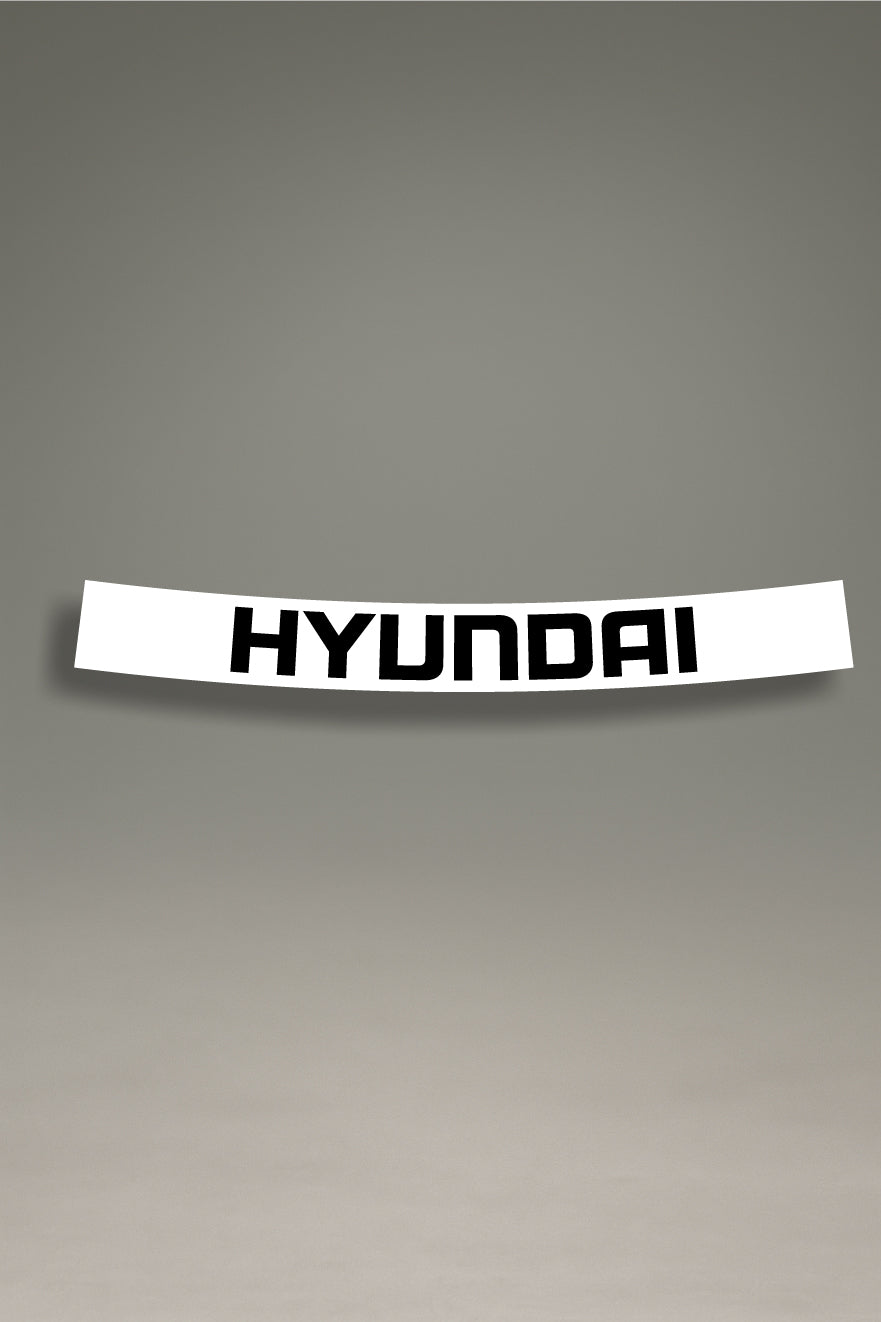 Parasol de vinilo blanco con el logotipo moderno de Hyundai en negro. Un accesorio de estilo minimalista de MOA-Grafics para proteger el interior de tu coche del sol.