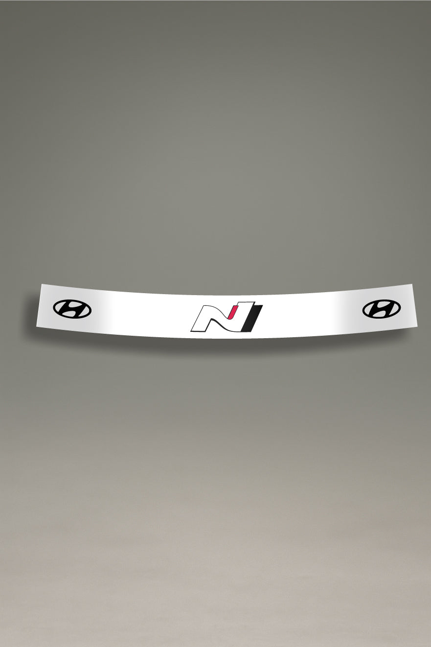 Parasol de vinilo blanco con el logotipo de Hyundai N y el emblema de la marca en los laterales. Accesorio de MOA-Grafics para dar un toque racing a tu coche y protegerlo de los rayos UV.
