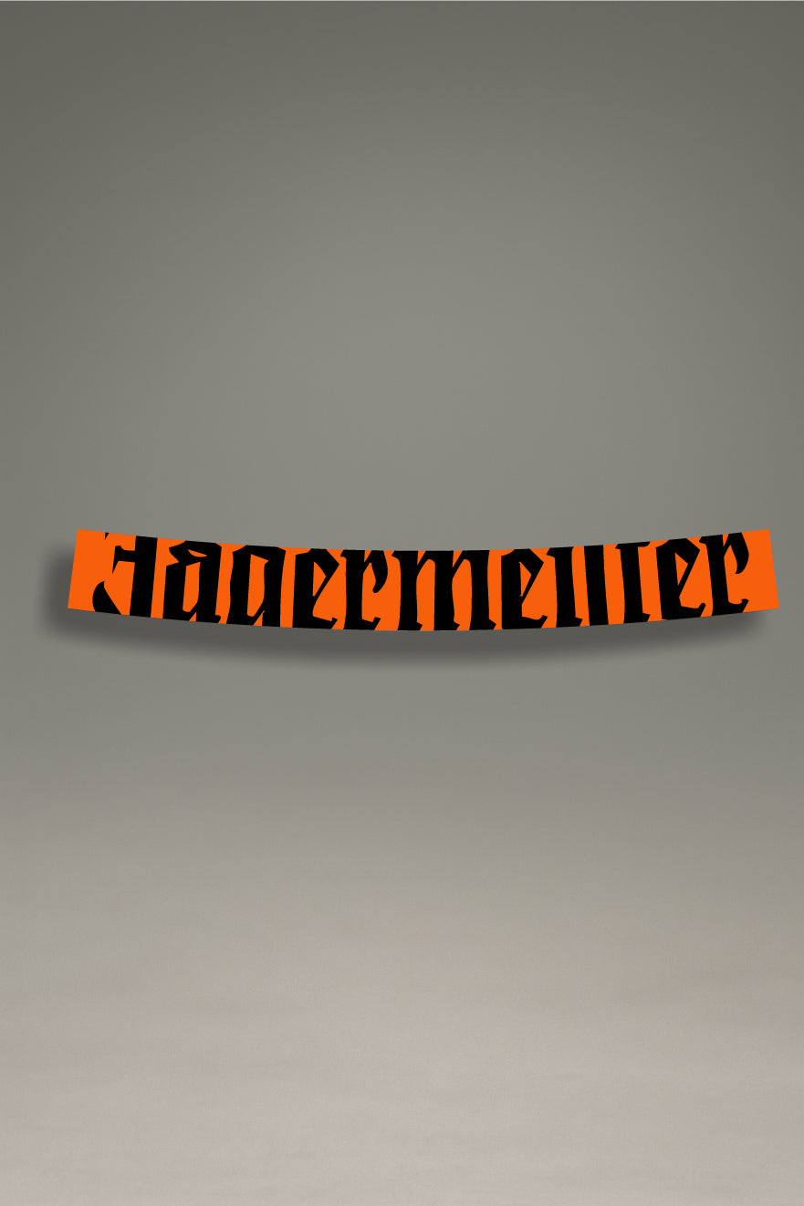 Parasol de vinilo naranja con el logotipo abstracto de Jägermeister en negro. Un accesorio de MOA-Grafics para proteger tu coche del sol con un diseño moderno.