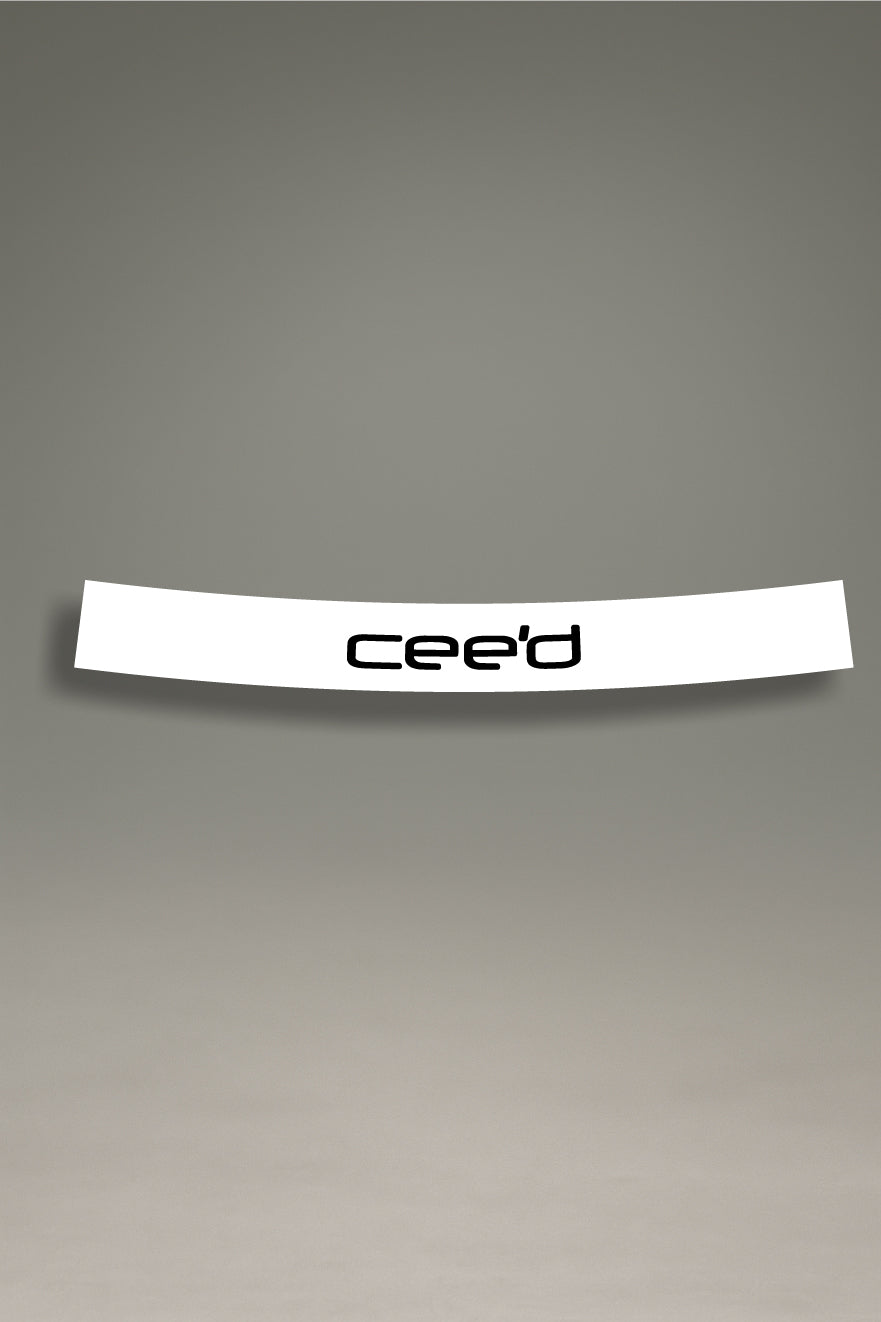 Parasol de vinilo blanco con el logotipo del Kia Cee'd en negro. Un accesorio de estilo minimalista de MOA-Grafics para proteger el interior de tu coche del sol.