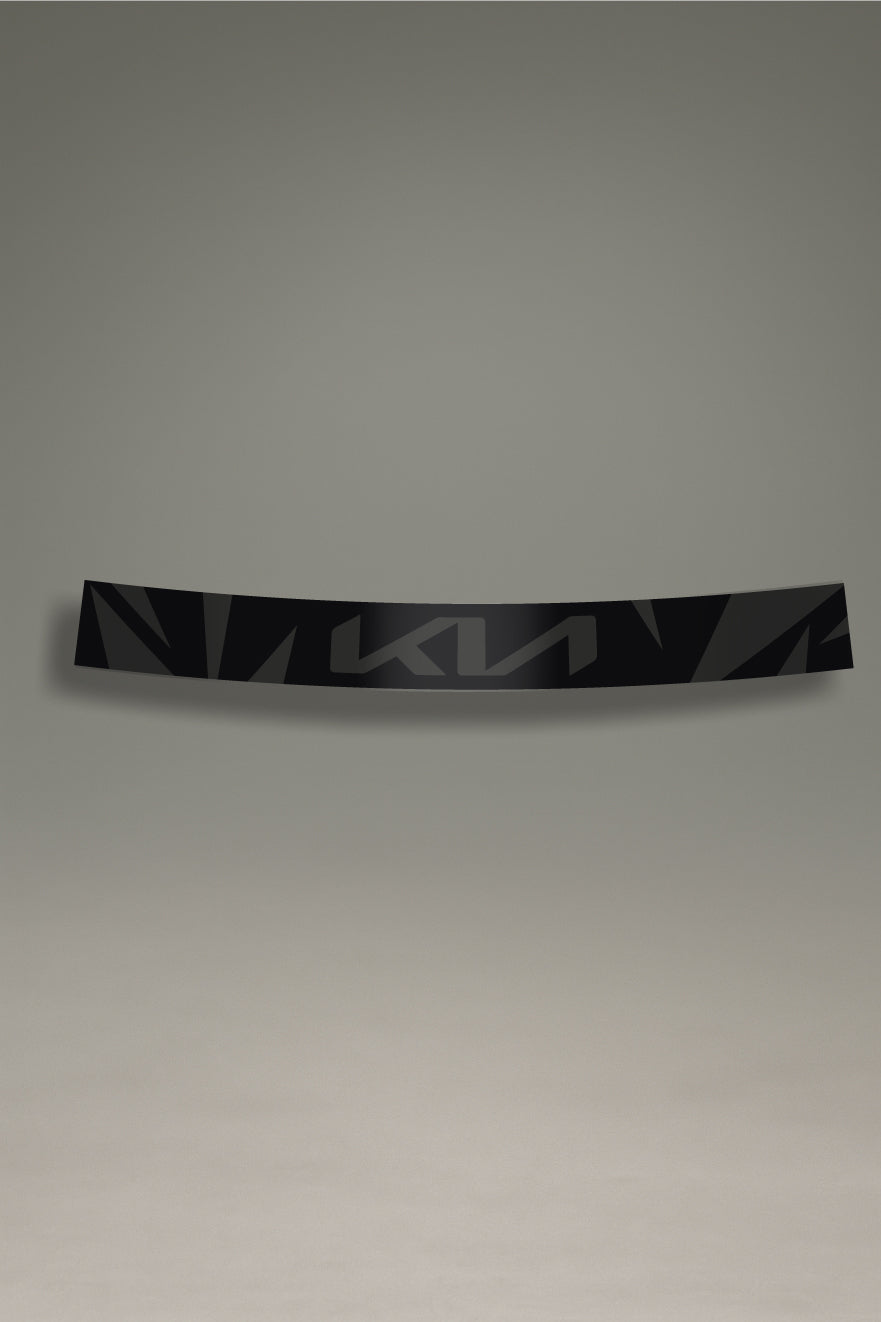 Parasol de vinilo negro con el logotipo de Kia integrado en un patrón geométrico gris oscuro. Un accesorio de estilo discreto de MOA-Grafics para personalizar y proteger tu vehículo.