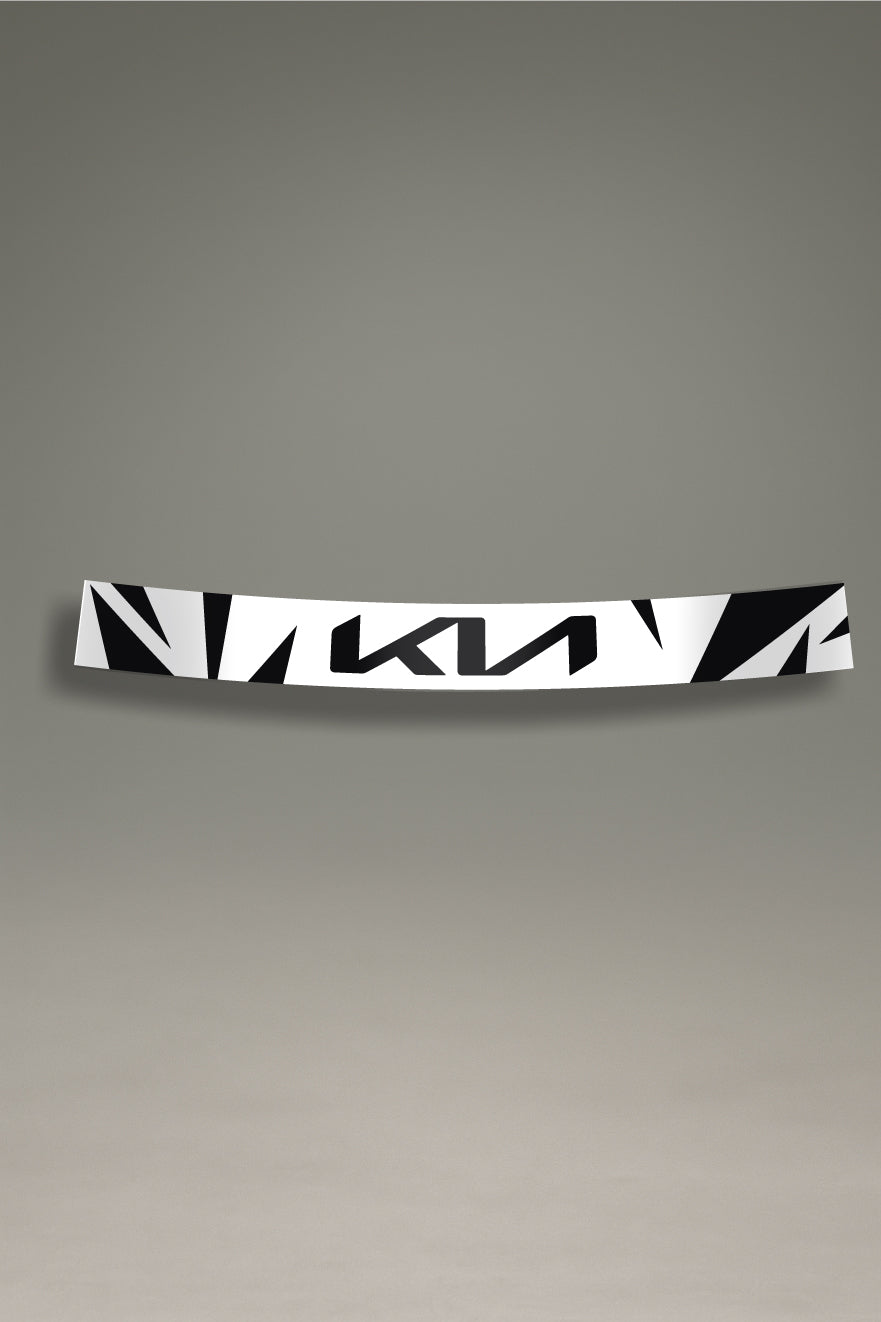 Parasol de vinilo blanco con el logotipo de Kia integrado en un patrón geométrico negro. Un accesorio de diseño de MOA-Grafics para personalizar y proteger el parabrisas.