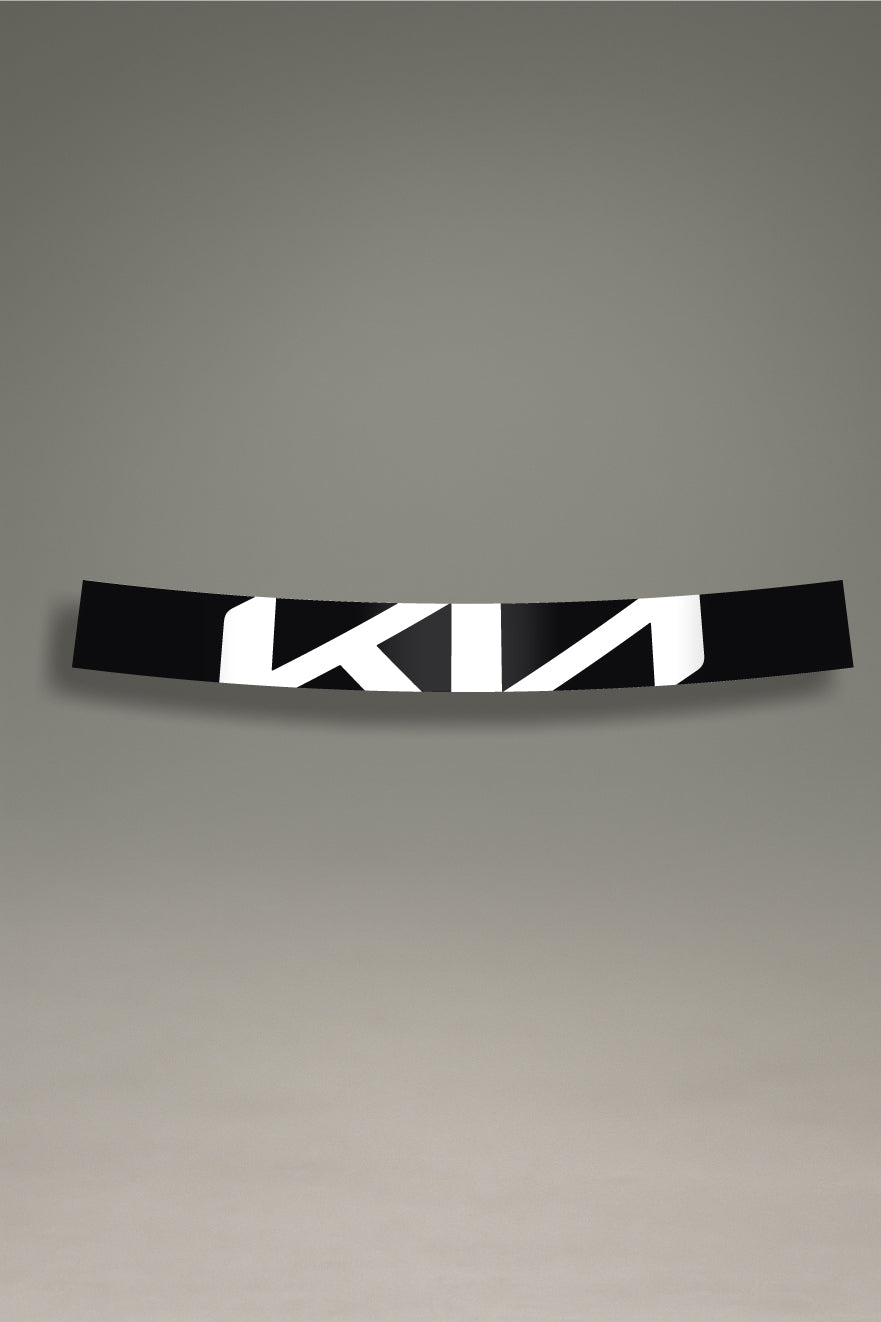 Parasol de vinilo negro con el logotipo moderno de Kia en blanco. Un accesorio de MOA-Grafics para proteger el interior del coche y personalizarlo con un diseño elegante.