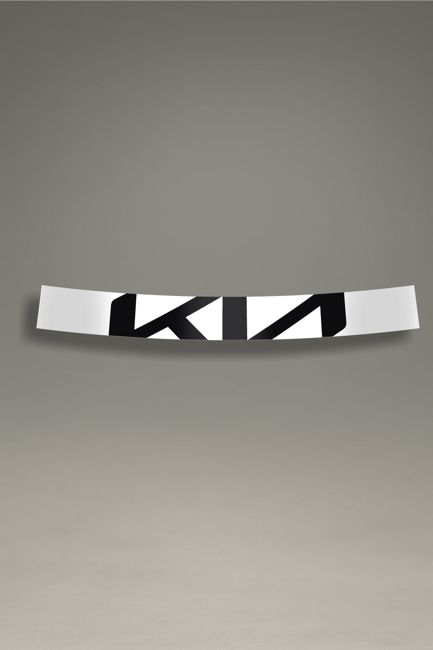 Parasol de vinilo blanco con el logotipo moderno de Kia en negro. Un accesorio de estilo minimalista de MOA-Grafics para proteger el interior de tu coche del sol.