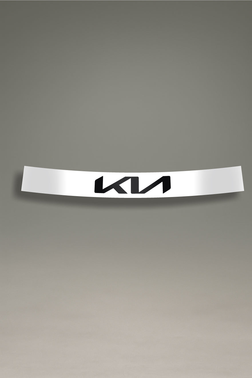 Parasol de vinilo blanco con el logotipo moderno de Kia en negro. Un accesorio de estilo minimalista de MOA-Grafics para proteger el interior de tu coche del sol.