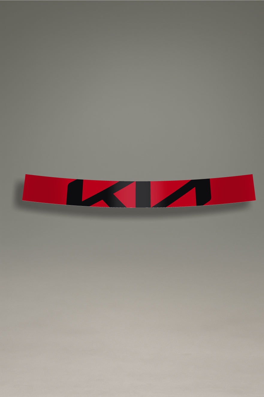 Parasol de vinilo rojo con el logotipo moderno de Kia en negro. Un accesorio de MOA-Grafics para personalizar y proteger el parabrisas de tu vehículo.