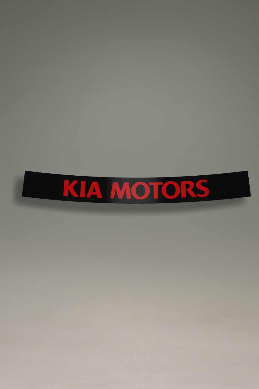 Parasol de vinilo negro con el logotipo clásico de Kia Motors en rojo. Un accesorio de MOA-Grafics para proteger el interior del coche y personalizarlo con un diseño deportivo.