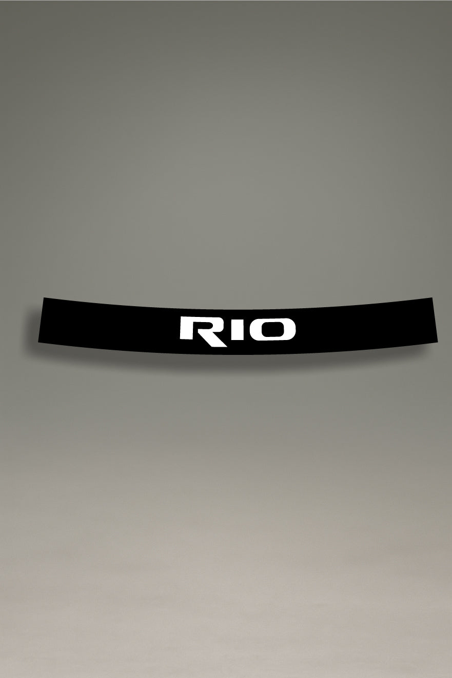 Parasol de vinilo negro con el logotipo del Kia Rio en blanco. Un accesorio de MOA-Grafics para personalizar y proteger el parabrisas de tu vehículo.