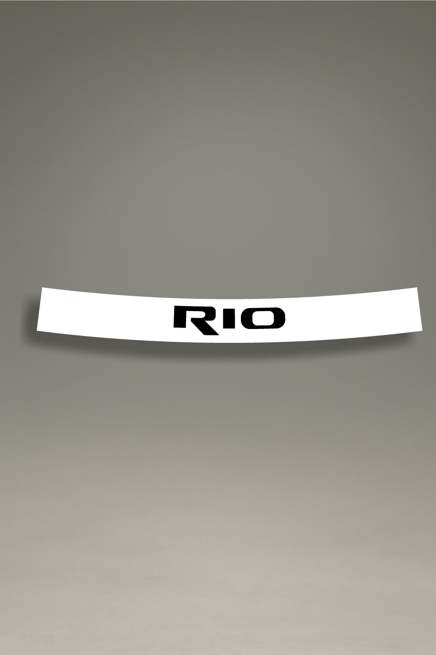 Parasol de vinilo blanco con el logotipo del Kia Rio en negro. Un accesorio de estilo minimalista de MOA-Grafics para proteger el interior de tu coche del sol.