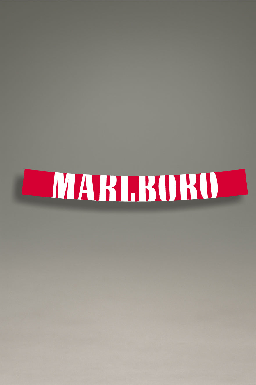 Parasol de vinilo rojo con el logotipo F1 de Marlboro en blanco. Un accesorio de la colección Racing Heritage de MOA-Grafics para personalizar tu vehículo con un estilo clásico de Fórmula 1.