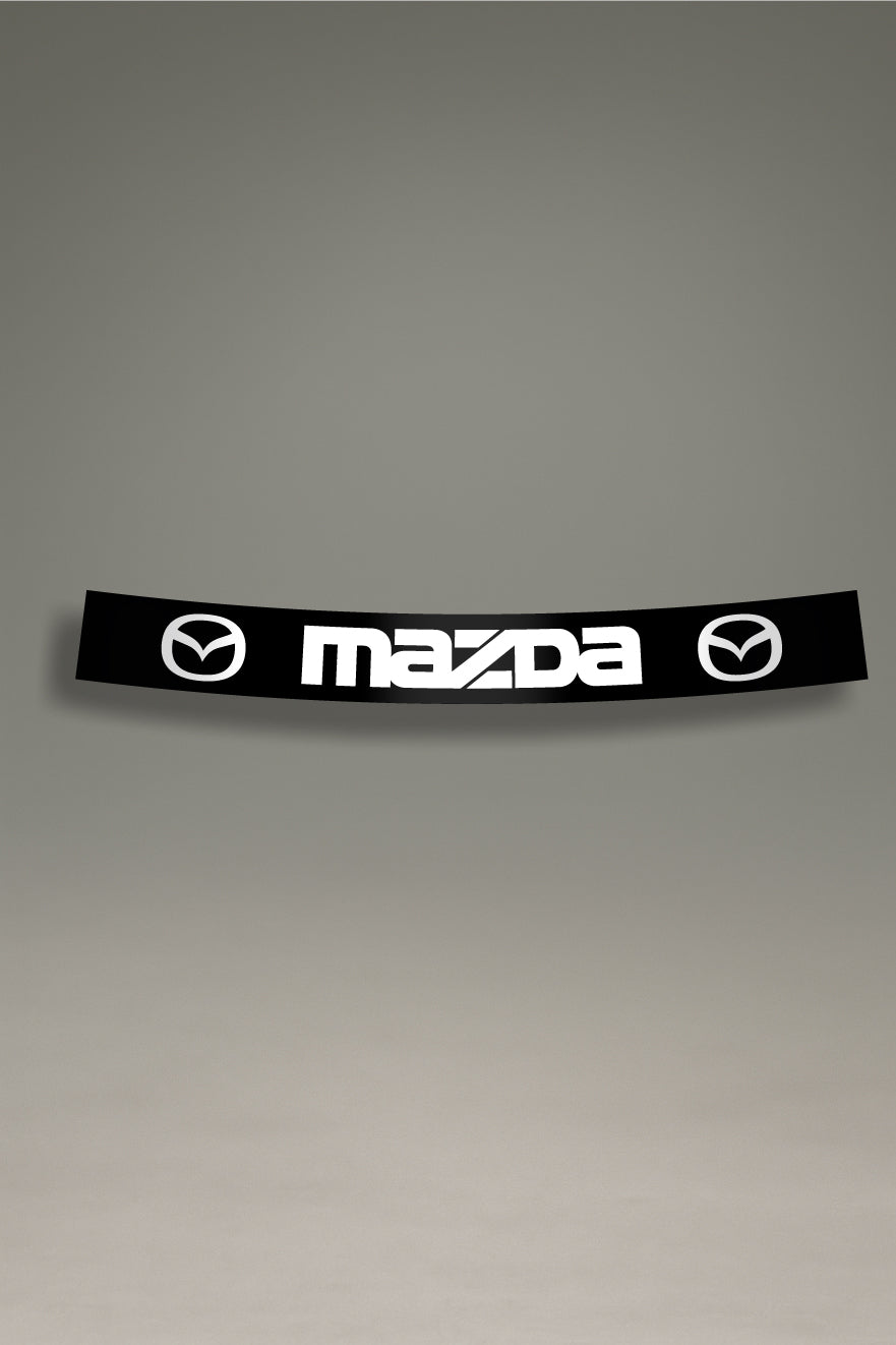 Parasol de vinilo negro con el logotipo completo de Mazda en blanco. Un accesorio de MOA-Grafics para personalizar y proteger el parabrisas de tu vehículo.