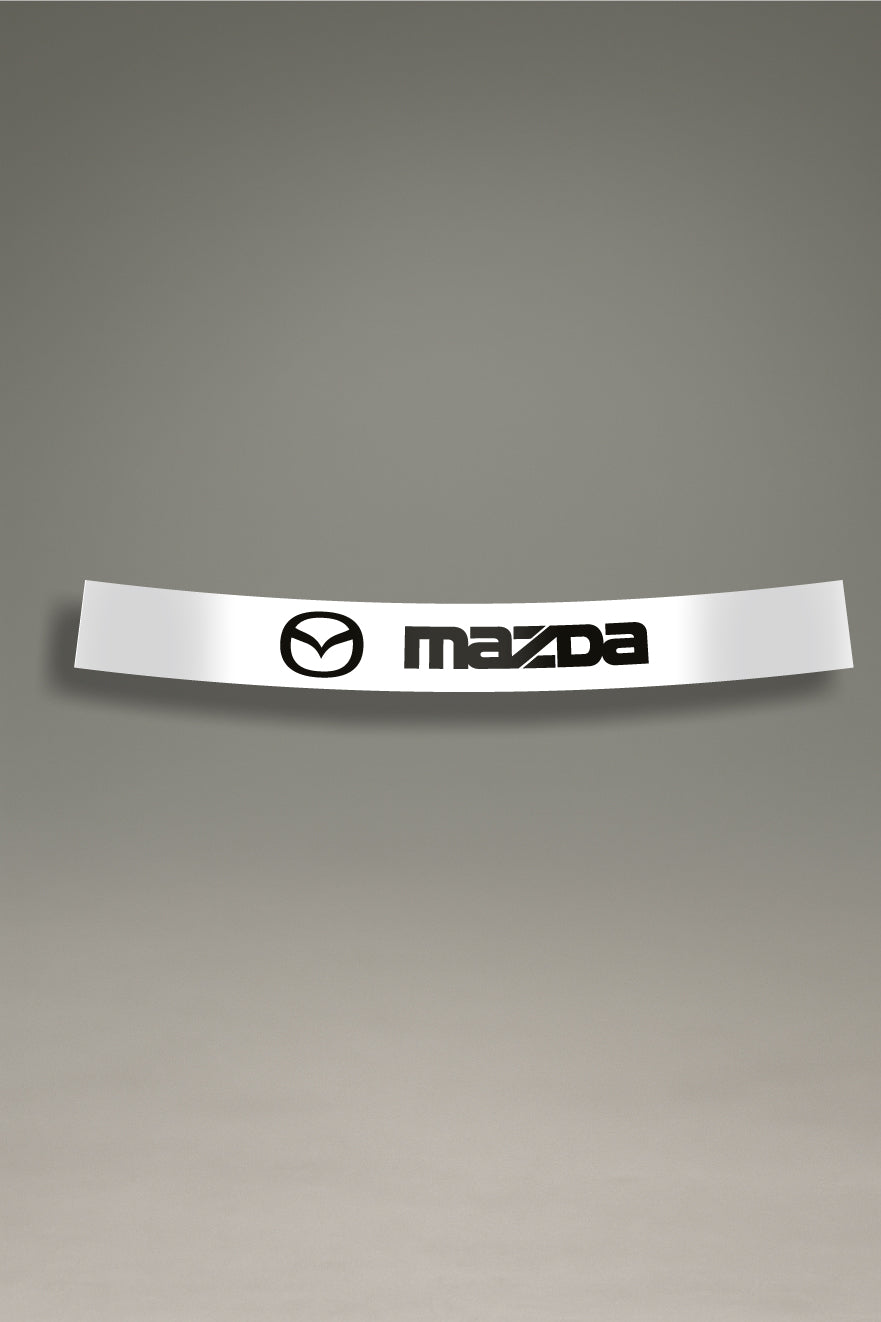 Parasol de vinilo blanco con el logotipo oficial de Mazda en negro. Un accesorio de estilo minimalista de MOA-Grafics para proteger el interior de tu coche del sol.