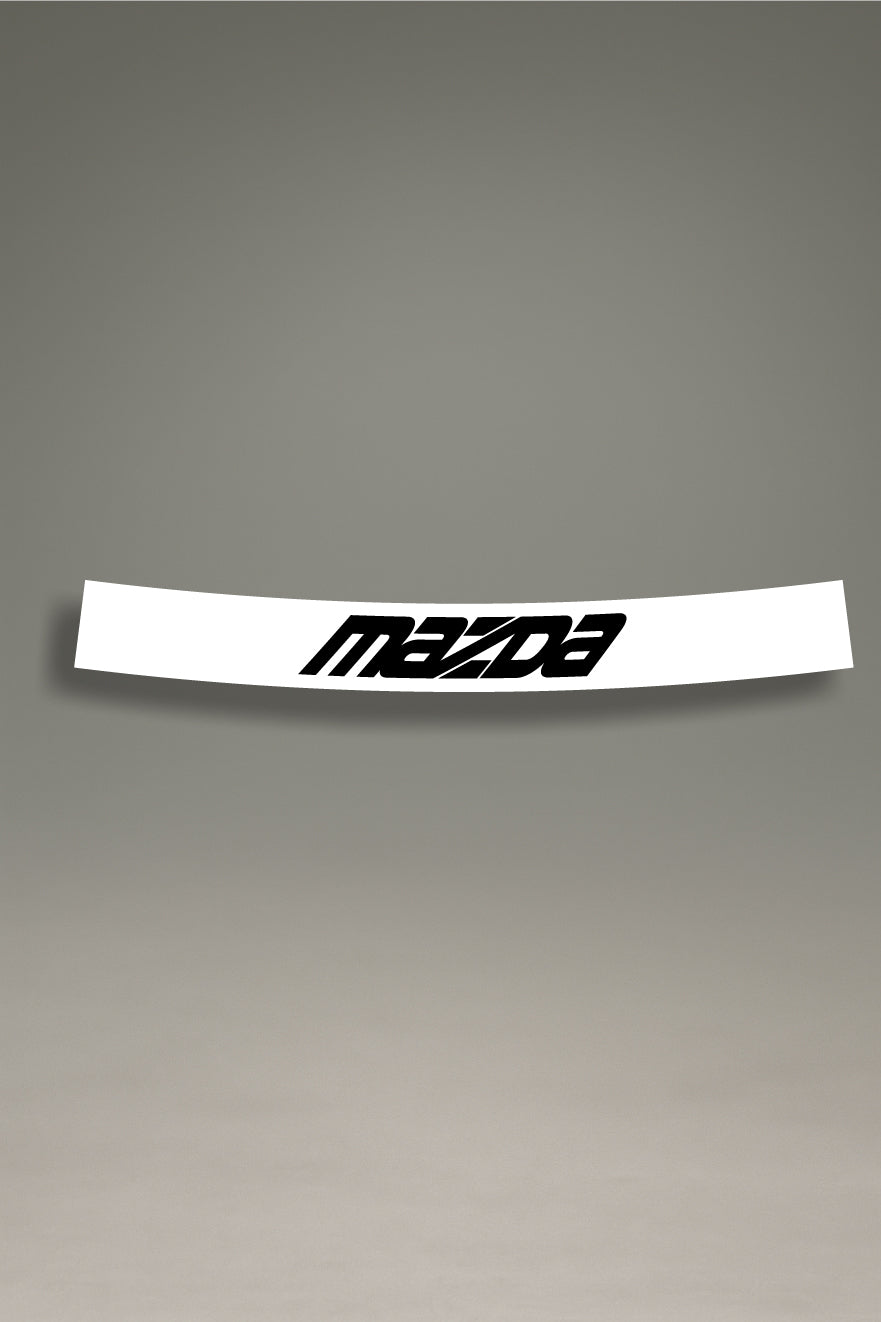 Parasol de vinilo blanco con el logotipo racing de Mazda en negro. Un accesorio de estilo deportivo de MOA-Grafics para proteger el interior de tu coche del sol.