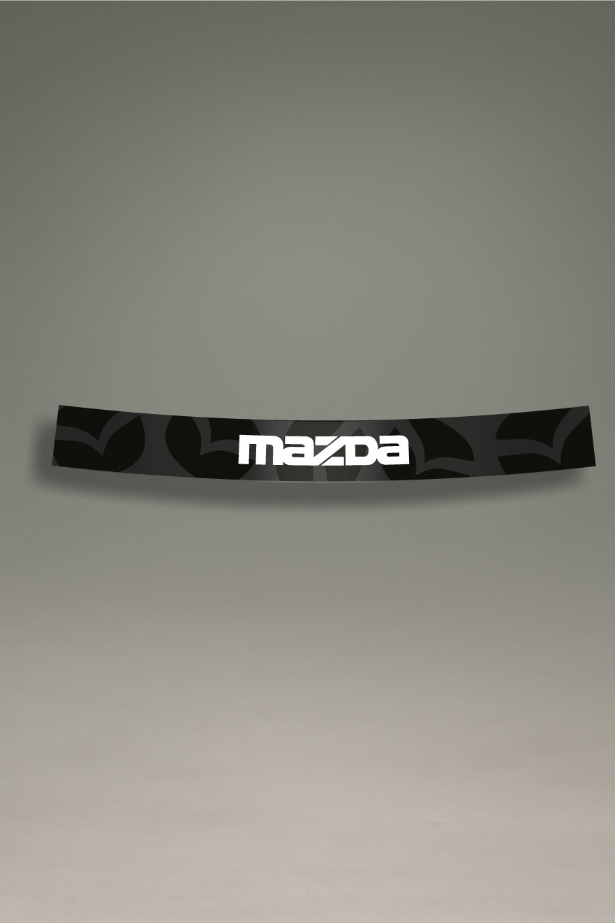 Parasol de vinilo con un patrón del emblema de Mazda en gris oscuro y el logotipo en blanco. Un accesorio de diseño de MOA-Grafics para personalizar y proteger el parabrisas.