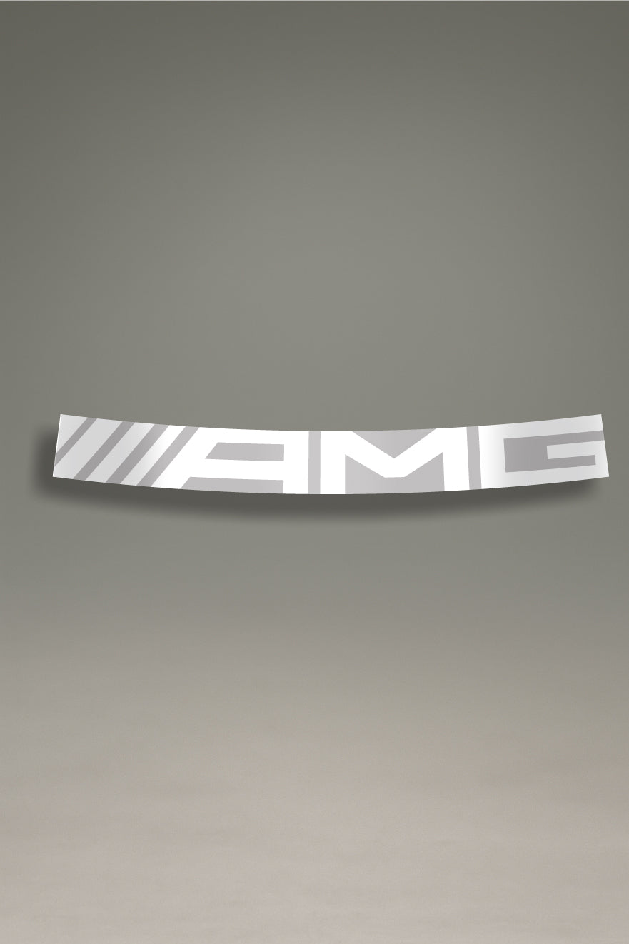 Parasol de vinilo plateado con el logotipo de AMG en blanco. Un accesorio de MOA-Grafics para personalizar y proteger vehículos Mercedes-AMG.