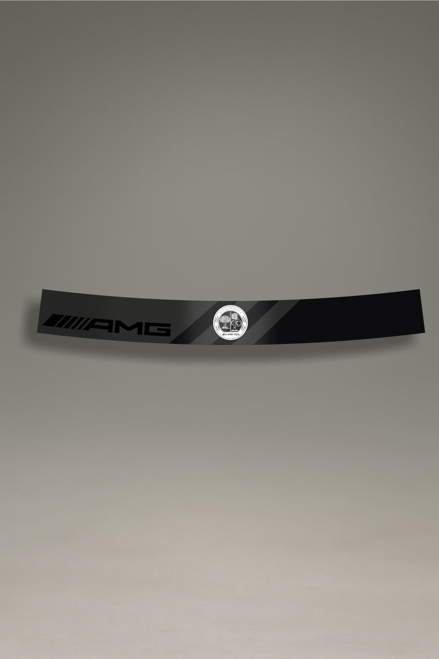 Parasol de vinilo negro con el logotipo de AMG y el escudo de Affalterbach en gris. Un accesorio de estilo de competición de MOA-Grafics para proteger el interior de tu coche.