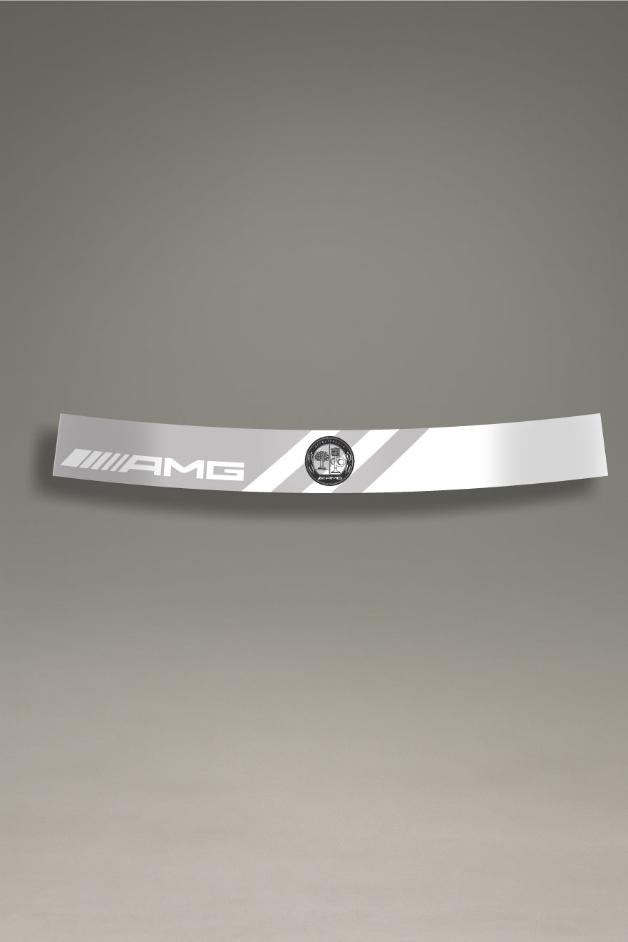 Parasol de vinilo plateado con el logotipo de AMG y el escudo de Affalterbach. Un accesorio de MOA-Grafics para personalizar y proteger vehículos Mercedes-AMG.