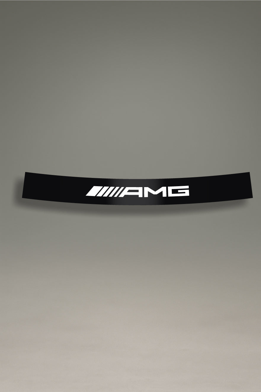 Parasol de vinilo negro con el logotipo moderno de AMG en blanco. Un accesorio de MOA-Grafics para personalizar y proteger vehículos Mercedes-AMG.
